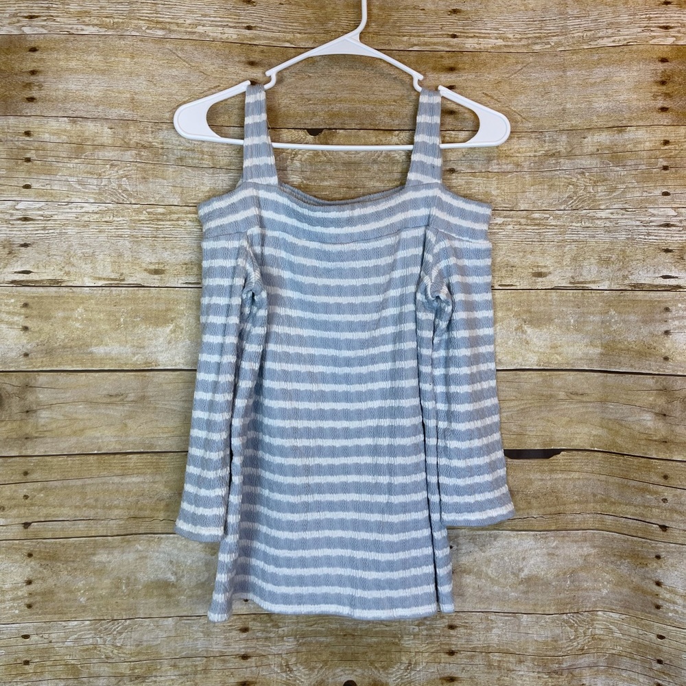 Kut from the Kloth cold shoulder shirt 🛍
